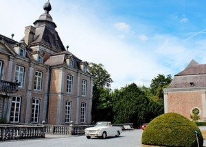 105_21-08_Château-de-Modave_binnenhof_Triumph-Vitesse6_OBI-094_I