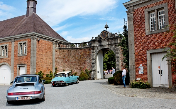 106_21-08_Château-de-Modave_binnenhof_Edwin_Porsche-Citroen_IMG_