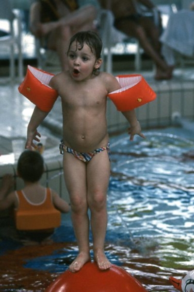 Laura in het zwembad 1984