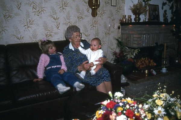 oma Nederlof met Laura en Tanya op schoot