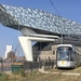 Antwerpen lagevloertram op lijn 24 bij het futuristische Havenhui