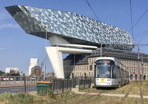 Antwerpen lagevloertram op lijn 24 bij het futuristische Havenhui