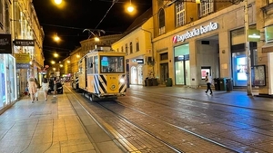 Zagreb, vanavond. Einde van de tramdienst, een werktram met twee 