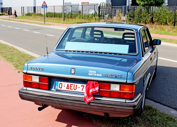 IMG_8567_Volvo-240-GL_blauw_O-AEU-700_Teppe-Natte-Bok