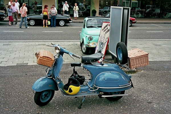 2008-08-03_Kempische-Historic-toerrit_0015_Vespa_blauw_Fiat-500_m