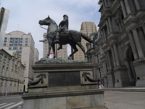 2 PHI5 Statue in near City hall _0415