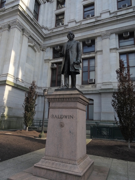 2 PHI5 Statue in near City hall _0425