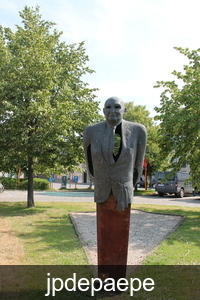 Borstbeeld dr Dierickx Gemeenteplein IMG_5449