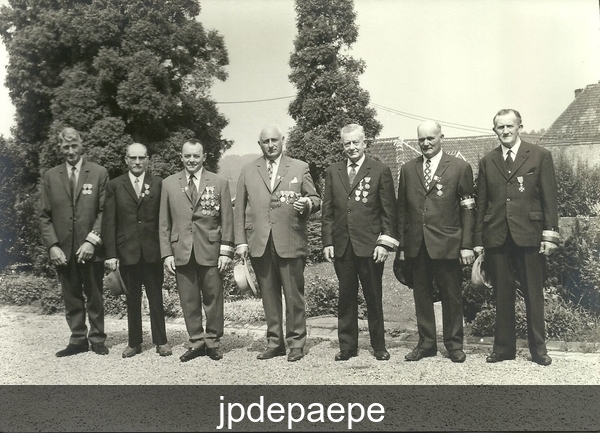 Foto's gedecoreerde oud strijders