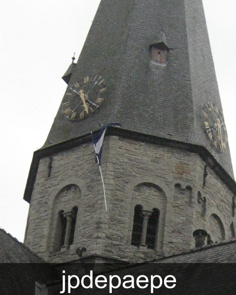 IMG_3805 kermisvlag uit toren gevallen