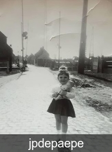 Kind op weg met pop aan overweg Veldstrat