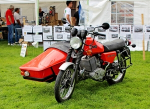 IMG_9130_IFA-MZ-Motorradwerk-Zschopau_ETZ-250_1981-1988_rood_side