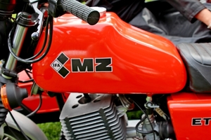 IMG_9157_IFA-MZ-Motorradwerk-Zschopau_ETZ-250_1981-1988_rood_side