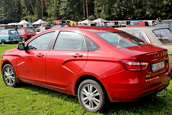 IMG_9228_Awto-WAS_Lada-Vesta-sedan_rood_2015–2022_1-LKL-617