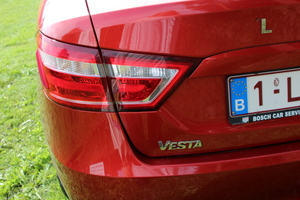 IMG_9229_Awto-WAS_Lada-Vesta-sedan_rood_2015–2022_1-LKL-617