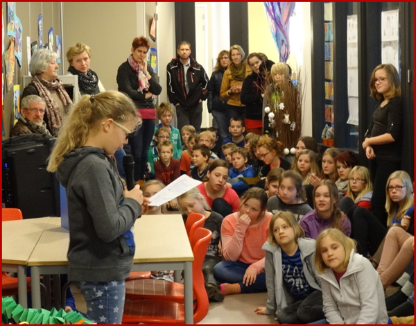 Amber voordracht op school.