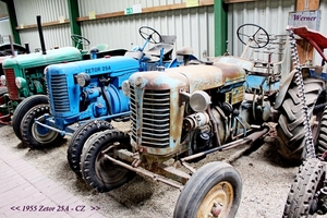 K046_IMG_8167_2024-07-03-wo_Maastour_1955-Zetor-25A-CZ_blauw&roes