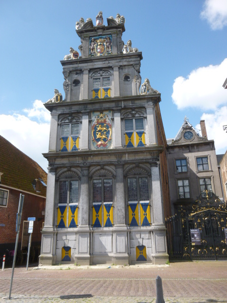 een mooi gebouw naast de poort