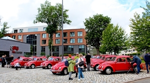 IMG_4822_2024-06-15_Einbeck_samtrote-VW-Kever-Kaefer_&pers