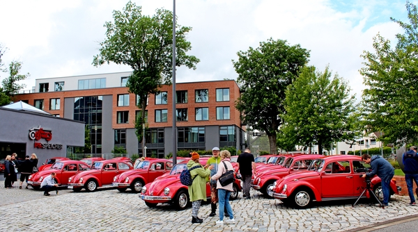IMG_4822_2024-06-15_Einbeck_samtrote-VW-Kever-Kaefer_&pers