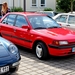 IMG_5400_Kaffee&Karossen_Mazda-323-sedan_rood_met-blonde-toebehor