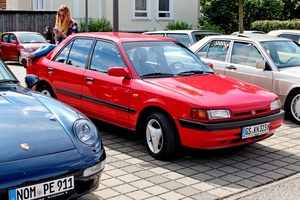 IMG_5400_Kaffee&Karossen_Mazda-323-sedan_rood_met-blonde-toebehor