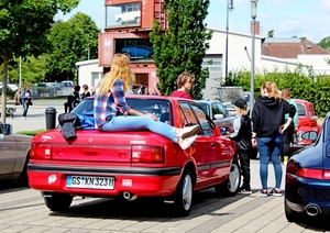 IMG_5399_Kaffee&Karossen_Mazda-323-sedan_rood_met-toebehoren_GS-K