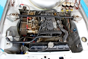 IMG_5432_Kaffee&Karossen_Ford-Escort-motor_zilver&blauw_NOM-07640