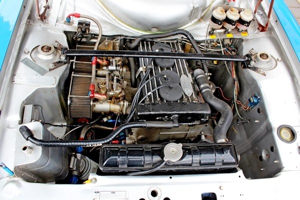 IMG_5432_Kaffee&Karossen_Ford-Escort-motor_zilver&blauw_NOM-07640
