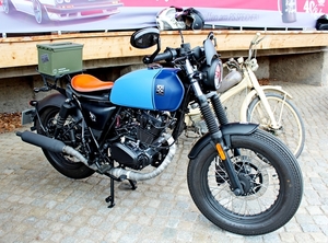 IMG_5430_Kaffee&Karossen_Moto-Brixton-QQQ_blauw