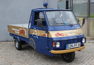 IMG_5478_Kaffee&Karossen_Piaggio-Vespacar-P2-trike_blauw&goud_EIN