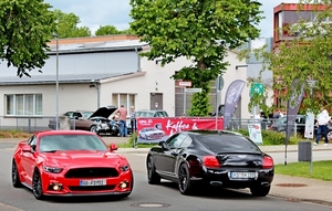 IMG_5524_Kaffee&Karossen_Ford-Mustang_rood_GOe-FD-951___Bentley-Q