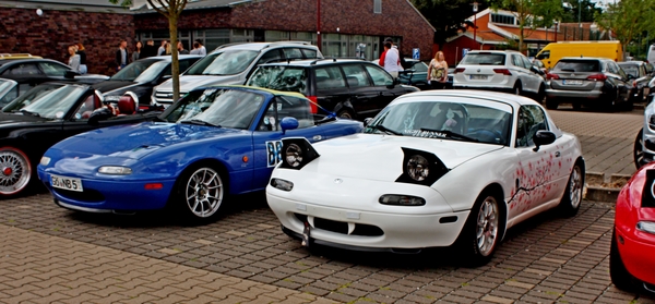 IMG_5523_Kaffee&Karossen_Mazda-MX-5-Miata_wit&Cherry-blossom_Nigh