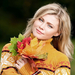 vrouw-met-gekleurde-herfstbladeren-in-haar-hand-hd-herfst-wallpap