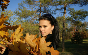 wallpaper-van-een-vrouw-met-herfstbladeren-in-haar-handen-hd-herf