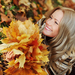 foto-van-een-vrouw-met-herfstbladeren-in-haar-handen-hd-herfst-ac