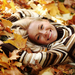 meid-op-de-grond-tussen-de-herfstbladeren-hd-herfst-wallpaper