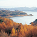 prachtig-uitzicht-op-een-meer-en-bomen-met-herfstbladeren
