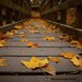 achtergrond-van-een-houten-brug-met-herfstbladeren