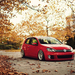 een-rode-vw-golf-en-veel-herfstbladeren-op-de-grond-hd-herfst-wal