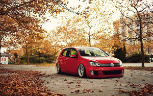 een-rode-vw-golf-en-veel-herfstbladeren-op-de-grond-hd-herfst-wal