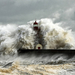 foto-herfst-vuurtoren-storm-met-hoge-golven-zee-herfstweer-wallpa