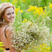 lente-achtergrond-met-een-vrouw-met-een-mooie-bos-bloemen