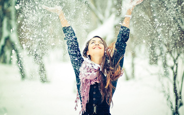 winter-wallpaper-hd-with-a-girl-in-snow