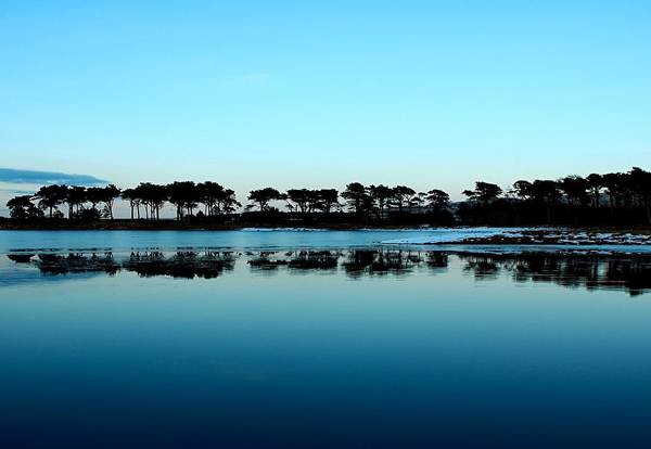 voor-dubbele-monitoren-natuur-reflectie-blauwe-achtergrond