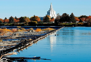 voor-dubbele-monitoren-rivier-reflectie-town-achtergrond