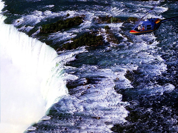 waterval-rivier-wildwatervaren-natuur-achtergrond