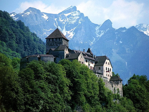 liechtenstein-bergen-bergdorp-natuur-achtergrond