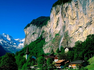 staubbachwaterval-rotsen-bergen-lauterbrunnen-achtergrond