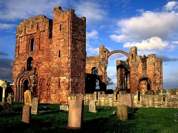 historisch-gebouw-lindisfarne-priory-heilig-eiland-engeland-achte